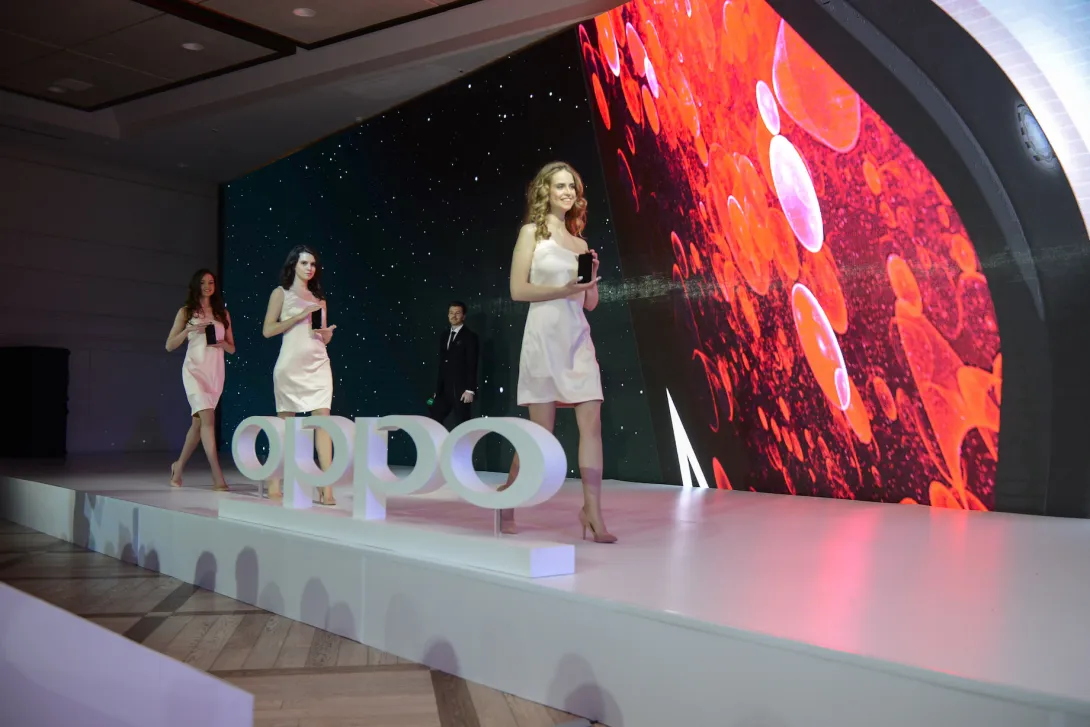 OPPO F7 Presentation of a new phone